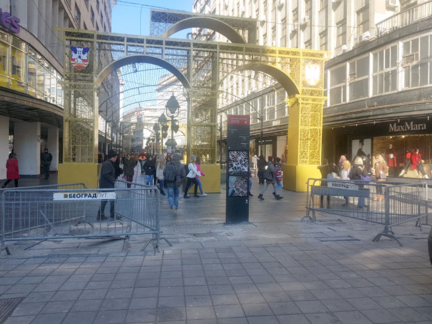 Кнез Михаилова: Kапија светли, а плоче попуцале